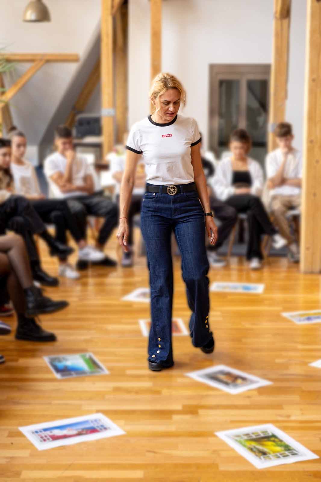 Gabriela Cunțan facilitând un grup